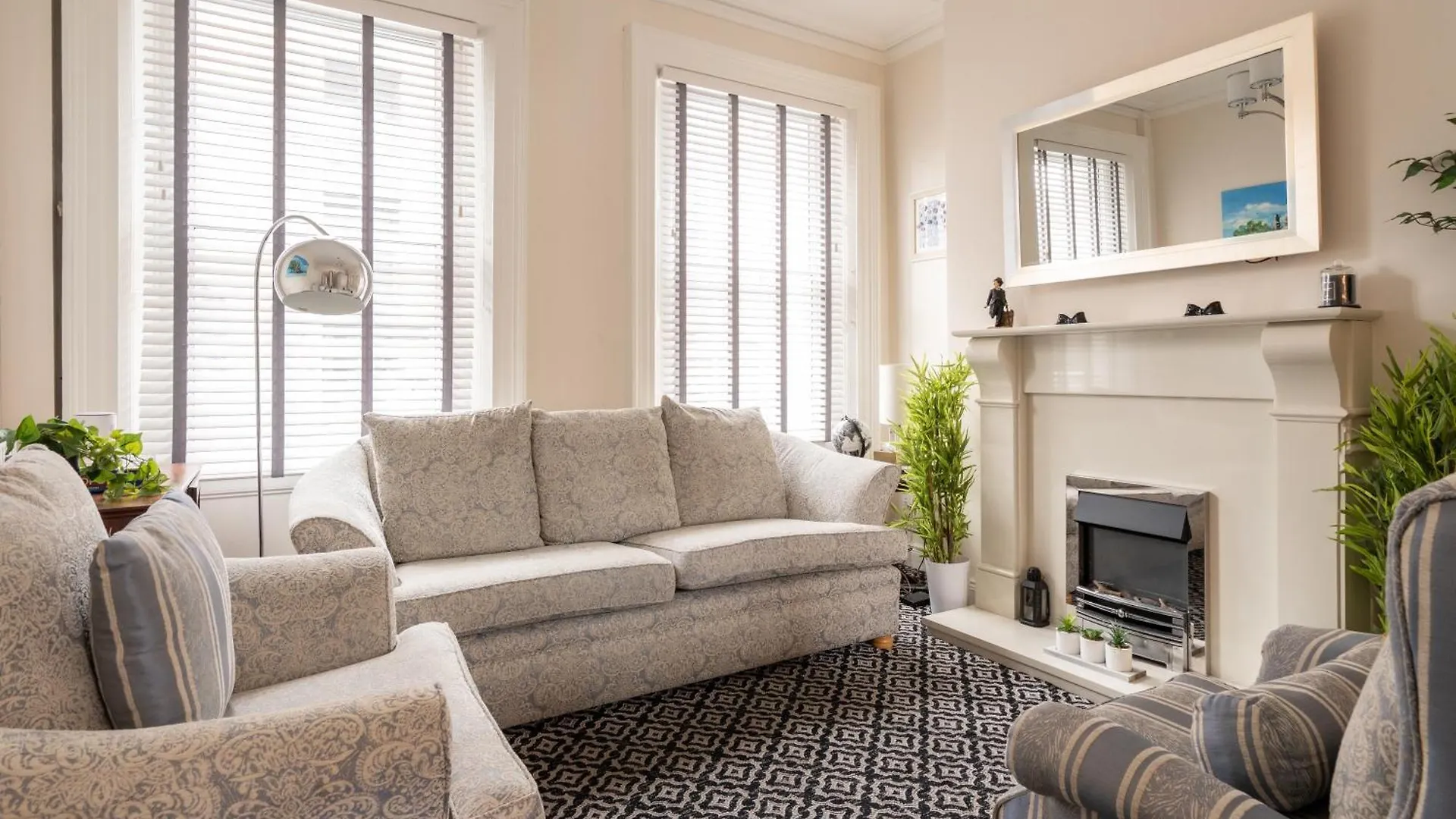 The U2 Crib - Unique History, Stylish With Parking Apartment Belfast