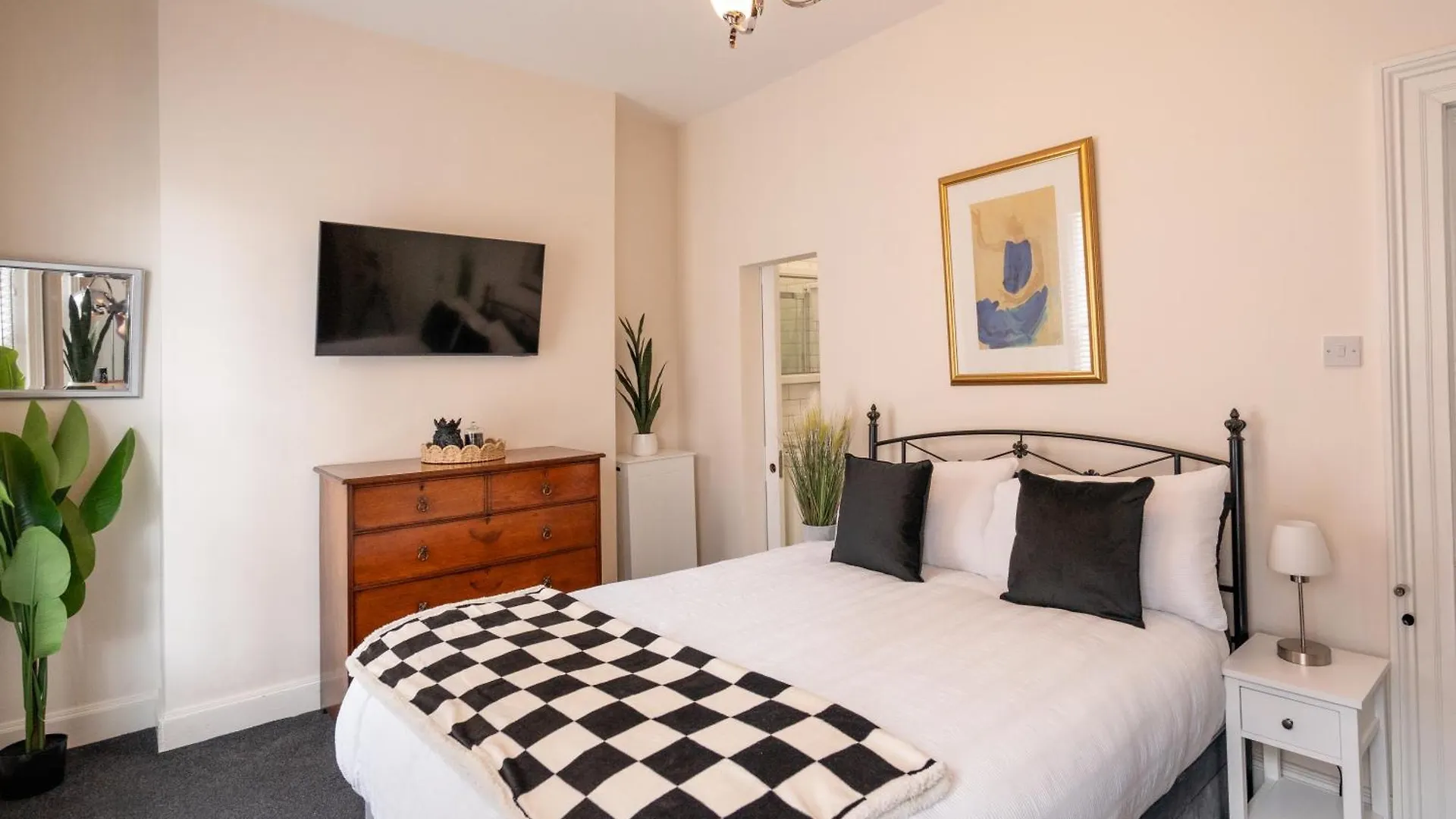 The U2 Crib - Unique History, Stylish With Parking Apartment Belfast
