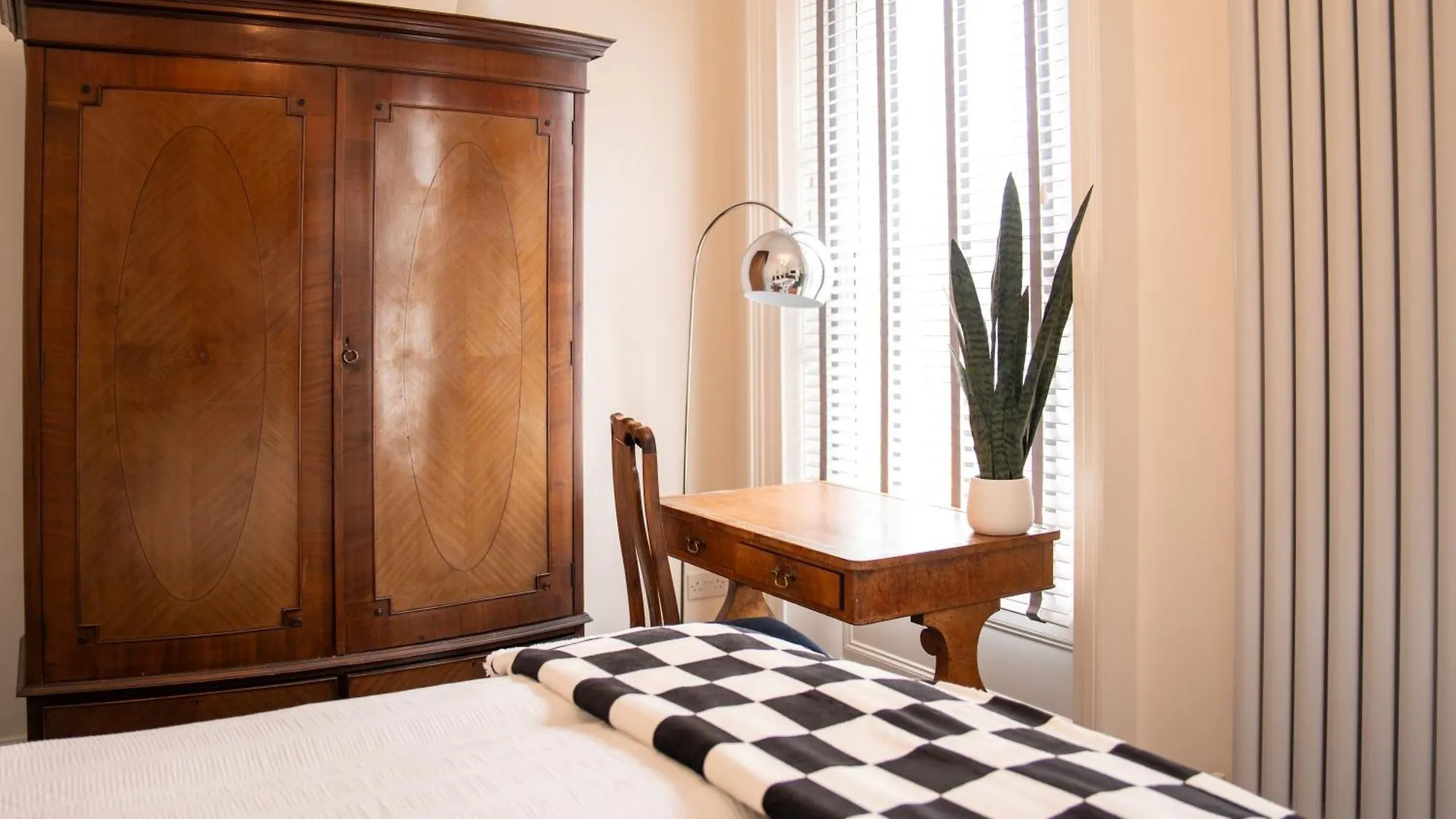 The U2 Crib - Unique History, Stylish With Parking Apartment Belfast