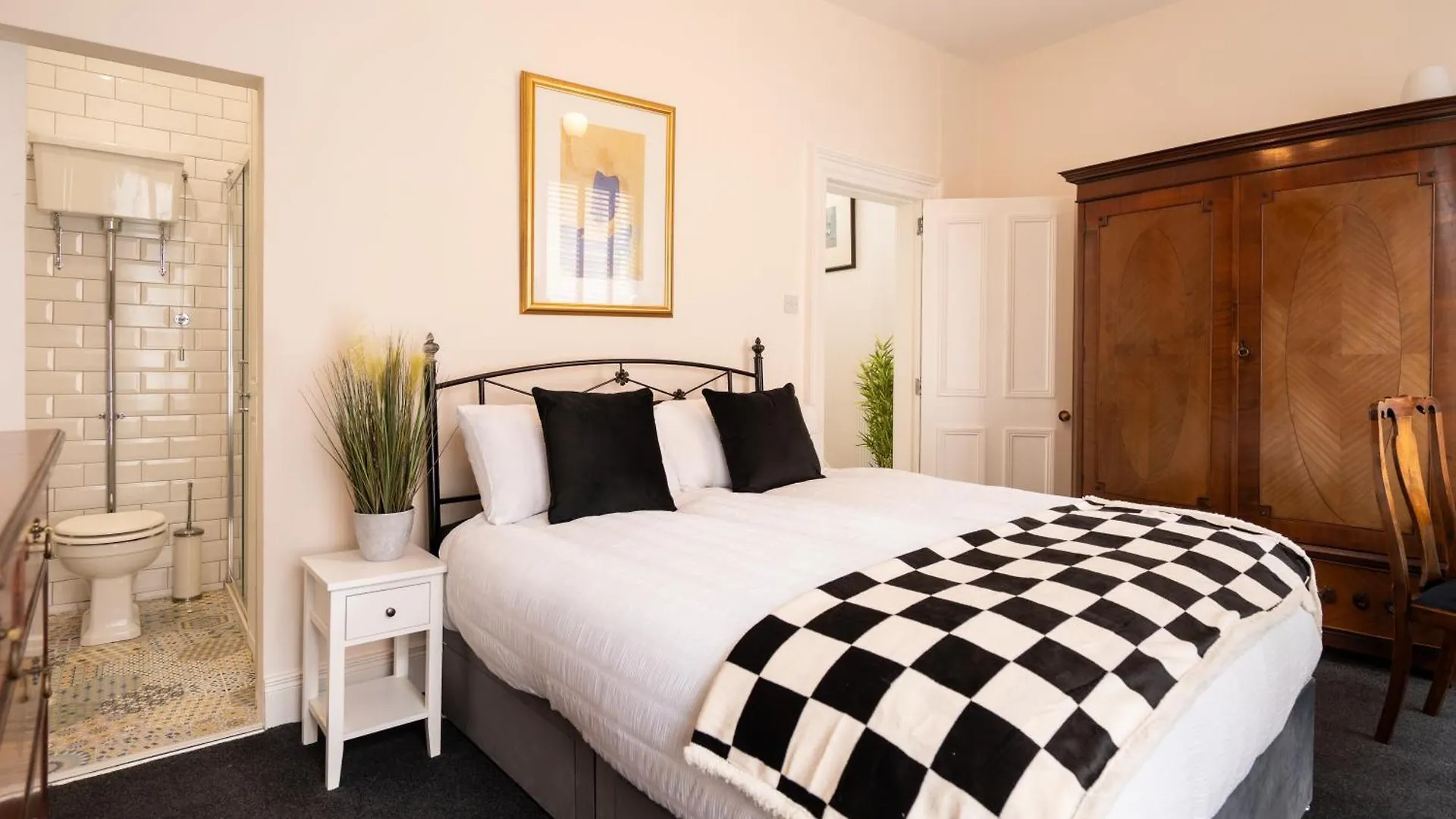 The U2 Crib - Unique History, Stylish With Parking Apartment Belfast